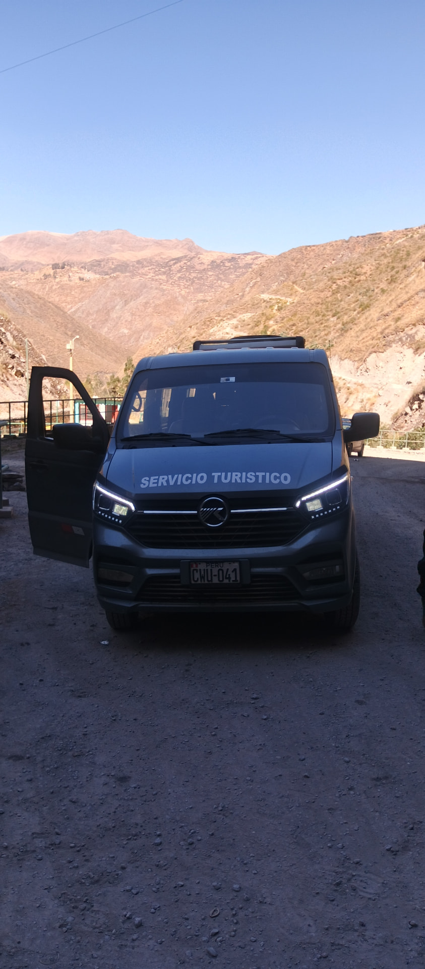 Van de servicio turístico de J&J Tours en la carretera de la sierra peruana