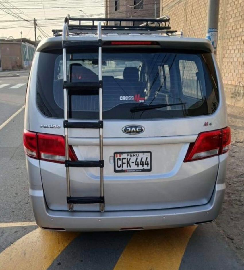 Van JAC M4 vista posterior con escalera y parrilla