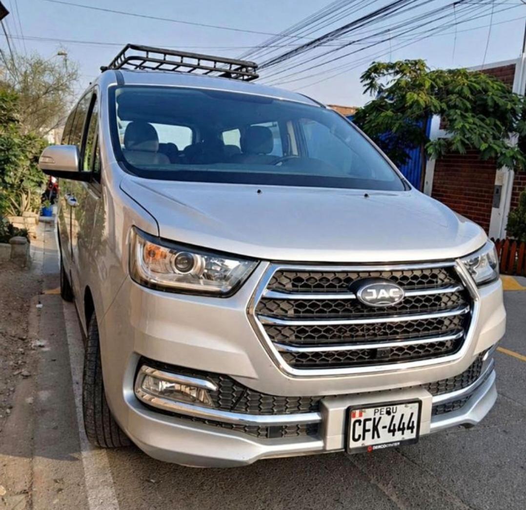 Van JAC M4 plateada de J&J Tours vista frontal en Lima