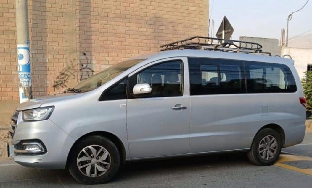 Van JAC M4 plateada vista lateral