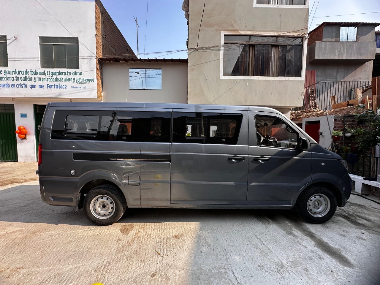 Minivan extendida gris vista lateral