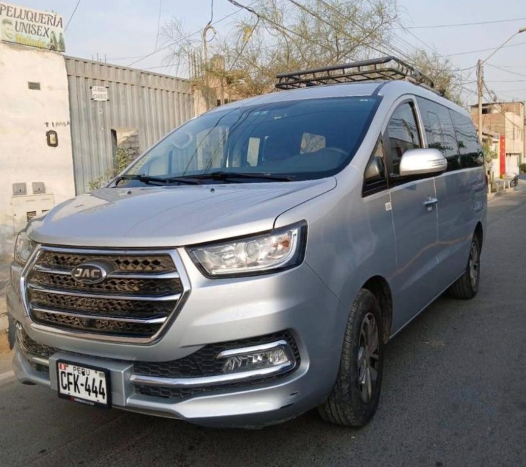 Van JAC M4 de J&J Tours lista para salir en Lima